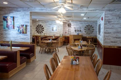 Restaurace v ubytování Ramada by Wyndham Keystone Near Mt Rushmore
