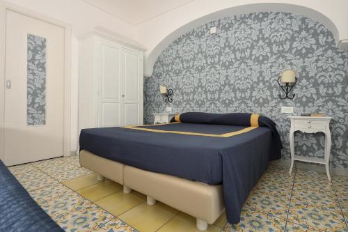 a bedroom with a blue bed in a room at Hotel7Bello in Minori