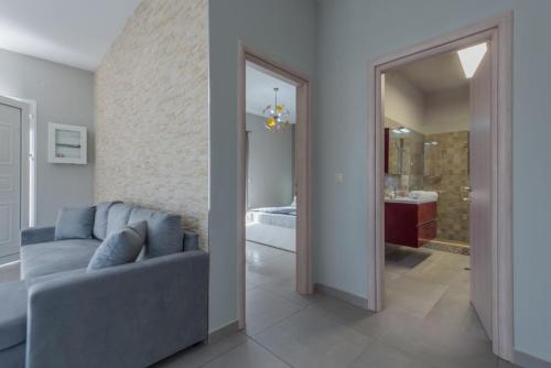 カテリオスにあるPeristeraのリビングルーム(ソファ付)、ベッドルーム1室が備わります。