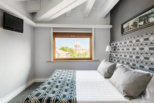 a bedroom with a bed and a window at Hotel La Rovere in Rome