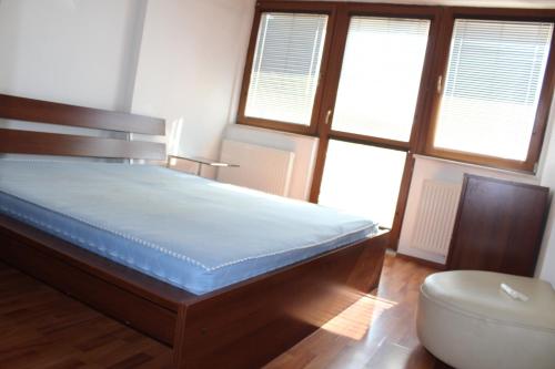Un pat sau paturi într-o cameră la Nice apartment in Old Town