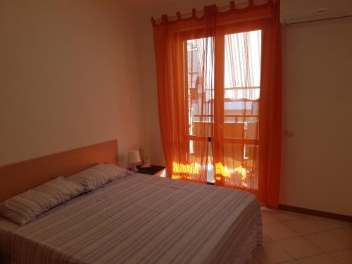 - une chambre avec un lit et une grande fenêtre dans l'établissement I Giardini e Le Terrazze, à Mascali