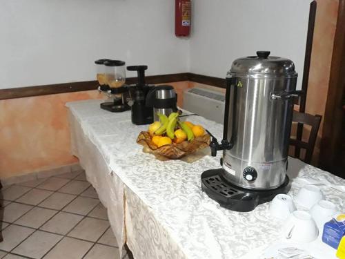 Makanan di atau berdekatan rumah tamu ini