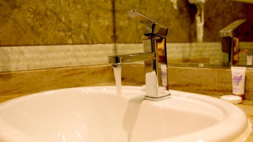 Kylpyhuone majoituspaikassa Remas Hotel Suites - Al Khoudh, Seeb, Muscat
