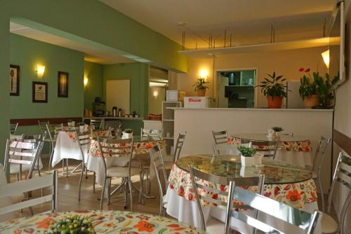 a restaurant with tables and chairs in a room at De la Plaza Hotel in Maldonado