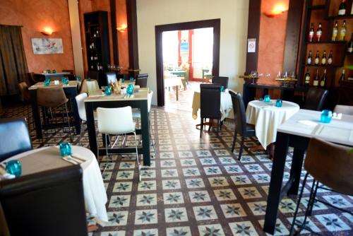 a restaurant with tables and chairs in a room at LOGIS Hotel Majestic Chatelaillon Plage - La Rochelle in Châtelaillon-Plage