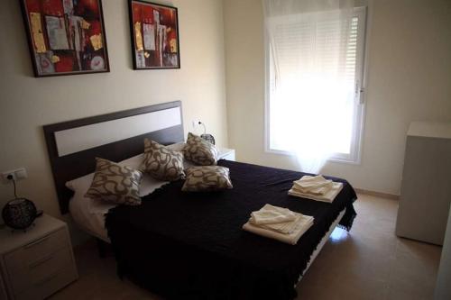 ベラにあるCasa Del Solのベッドルーム1室(黒いベッド1台、枕付)、窓が備わります。
