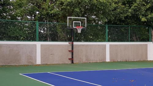 a basketball hoop on a tennis court at Mais Oui Villa in Discovery Bay