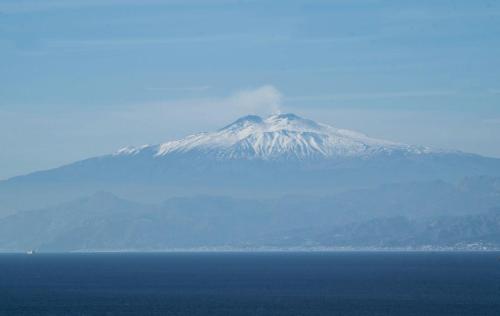 una montaña en medio de un cuerpo de agua en Il Tuo Letto Sullo Stretto, en Reggio Calabria