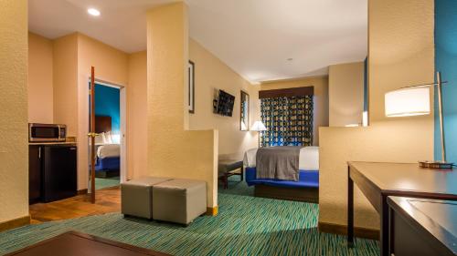 una camera d'albergo con letto e scrivania di Best Western Wesley Chapel a Wesley Chapel