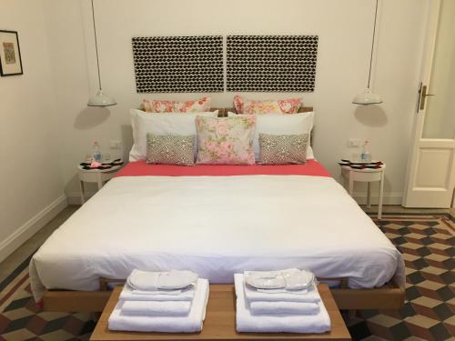 ミラノにあるNew Design Apartmentのベッドルーム1室(大型ベッド1台、タオル2枚付)