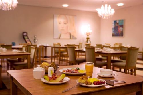 einen Tisch mit zwei Teller Essen darüber in der Unterkunft ROSS Hotel in Stuttgart