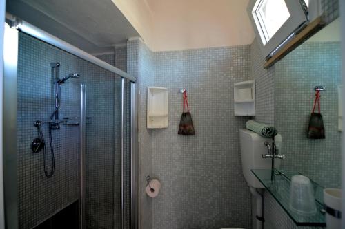 リミニにあるHotel VistaMare Viserbaのバスルーム(シャワー、トイレ、ガラス張りのシャワー付)
