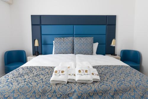 um quarto com uma cama com dois pares de chinelos em Residence Mutschellen em Zurique