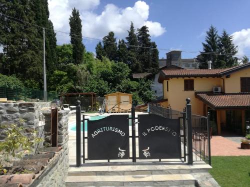 a gate with a sign on it in front of a house at agriturismo il poderetto in Licciana Nardi