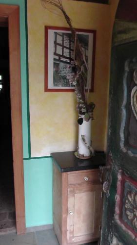 a corner of a room with a vase on a counter at Appel-Ranch in Bockelwitz