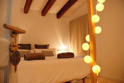 Un dormitorio con una cama con luces. en Cal Baridà, en Cava