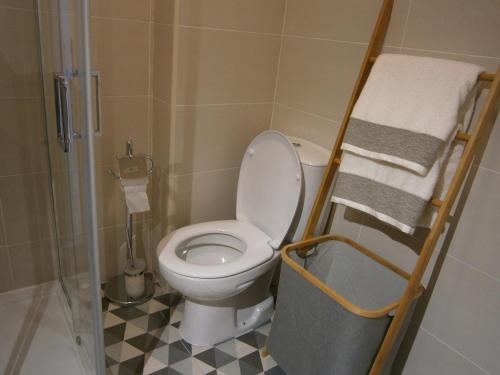 een kleine badkamer met toilet en douche bij Jardim à vista in Aveiro