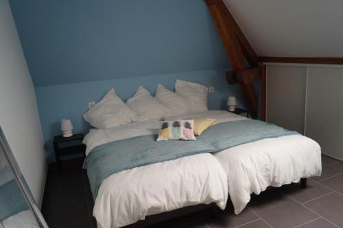 HazelbourgにあるLe Valsbergの青い壁のベッド(白い枕付)