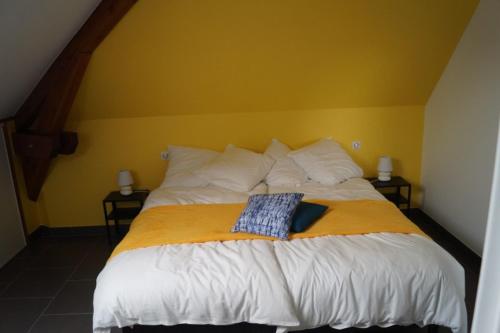 HazelbourgにあるLe Valsbergのベッドルーム1室(大型ベッド1台付)
