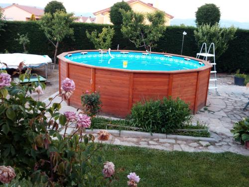 een zwembad met een houten hek eromheen bij Los Campos in Padiernos