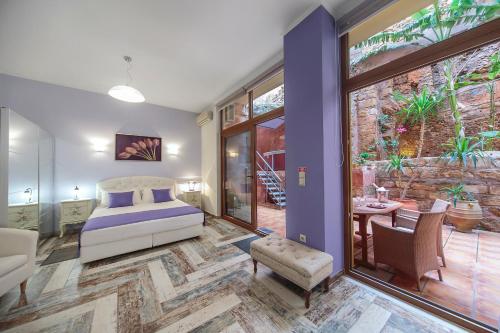 sypialnia z łóżkiem i patio w obiekcie Casa Kasteli w Chanii