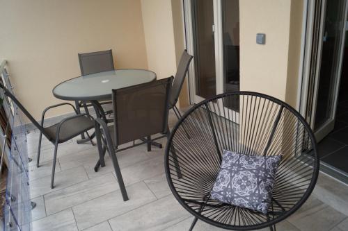 HazelbourgにあるLa Schleifのテーブル、椅子、枕が備わる客室です。