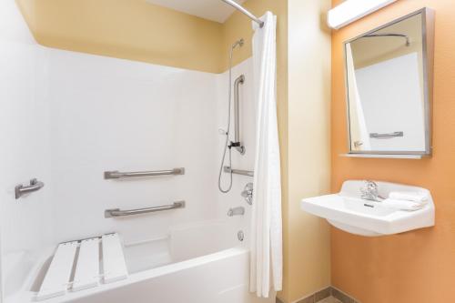 Kúpeľňa v ubytovaní Microtel Inn and Suites by Wyndham Anderson SC
