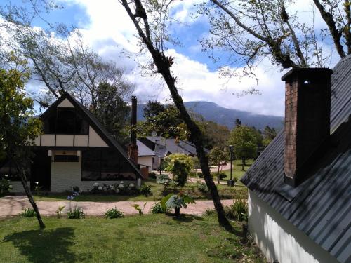 a view of a house with mountains in the background at Villa Calas in Vara Blanca
