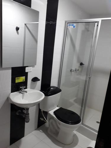 een badkamer met een toilet, een wastafel en een douche bij Hotel Royal Class in Ipiales