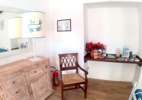 Pokój z biurkiem, krzesłem i lampką w obiekcie Alghero Vacanze Hotel w mieście Alghero
