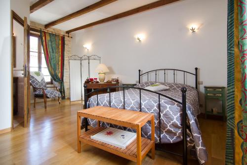 a bedroom with a bed and a wooden table at Belle maison de maître - Piscine et jardin privés - Au cœur du village médiéval de Caylus - 4 personnes - Garage in Caylus