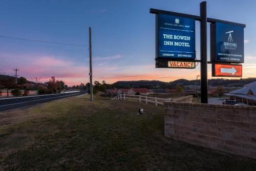 a sign on the side of a road at Bowen Inn Motel in Lithgow