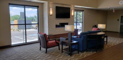 Televisyen dan/atau pusat hiburan di Comfort Suites Denver near Anschutz Medical Campus