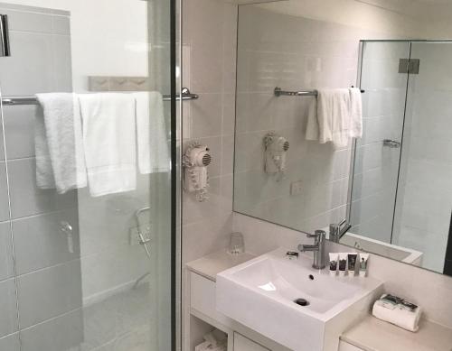 Ένα μπάνιο στο Mercure Clear Mountain Lodge