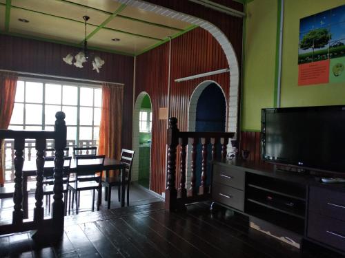 Kampong KundassanにあるAlmeera Homestay 2のリビングルーム(ダイニングテーブル、テレビ付)