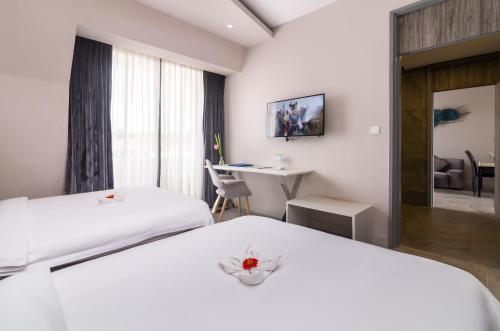 Ένα ή περισσότερα κρεβάτια σε δωμάτιο στο Damrei Angkor Hotel