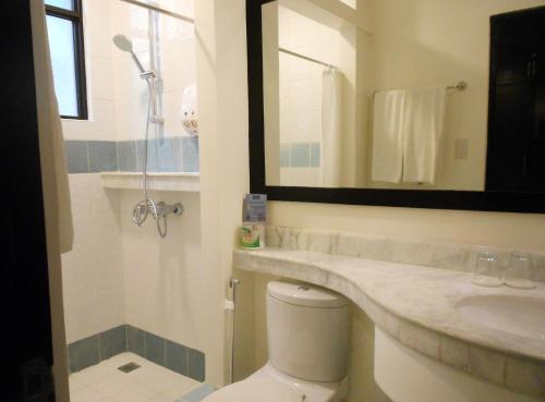 One Crescent Place Hotel tesisinde bir banyo