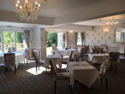 A restaurant or other place to eat at Farnham House Hotel