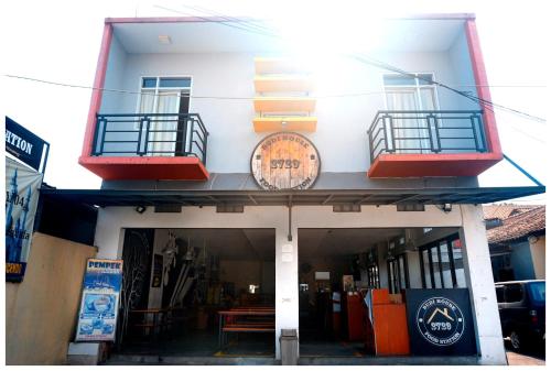 ein Gebäude mit einer Uhr an der Seite in der Unterkunft Budi House & Food Station in Bandung