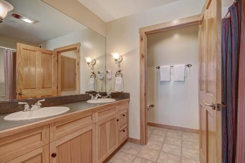 łazienka z dwiema umywalkami i dużym lustrem w obiekcie 8493 Dakota Lodge Condo w mieście Keystone
