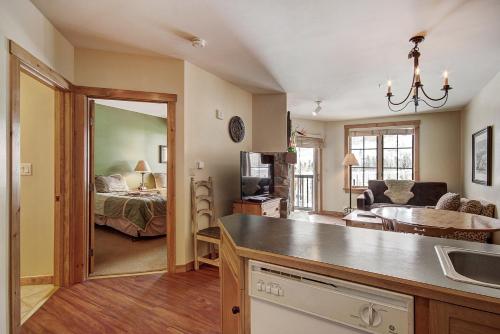 kuchnia i salon z łóżkiem i umywalką w obiekcie 8493 Dakota Lodge Condo w mieście Keystone
