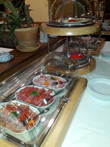 bufet z wieloma talerzami jedzenia na stole w obiekcie Haus Scheuten Hotel w mieście Duisburg