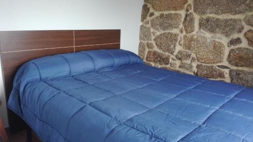 Un pat sau paturi într-o cameră la Apartamento do Xurés