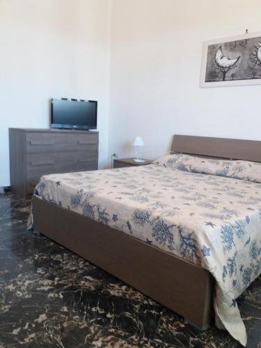 カザラーノにあるLA PERGOLA OSPITALITA'のベッドルーム(ベッド1台、ドレッサー内のテレビ付)