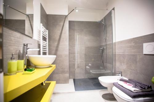 uma casa de banho com um lavatório, um WC e um chuveiro em Suite Dreams in Verona em Verona