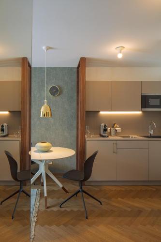 Η κουζίνα ή μικρή κουζίνα στο DD Suites Serviced Apartments