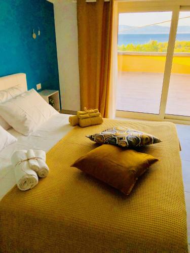 a large bed with towels on it with a window at B & B Il Giardino sul Mare in Briatico