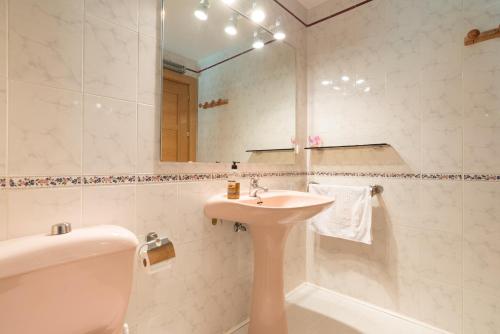 トレモリノスにあるMalagaSuite Wonderful Sunset Torremolinosのバスルーム(洗面台、トイレ、鏡付)