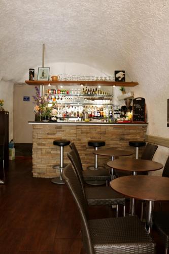 un bar avec des tables et des chaises dans un restaurant dans l'établissement Auberge Saint Martin, à La Brigue